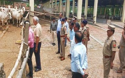 UP Chief Secretary durga shankar mishra  and DGP devendra singh chahuan in Varanasi Happy with  childrens during inspection of Akshayapatra kitchen
