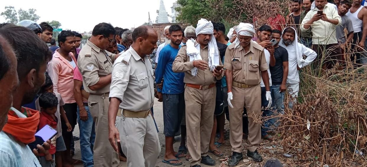 Kanpur dehat : Dead body of a young man found in a drain, passers-by expressed the possibility of throwing the dead body after killing