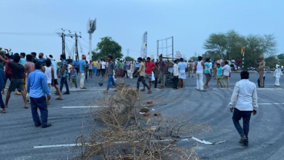villagers blocked the highway after two men died in road accident in mathura