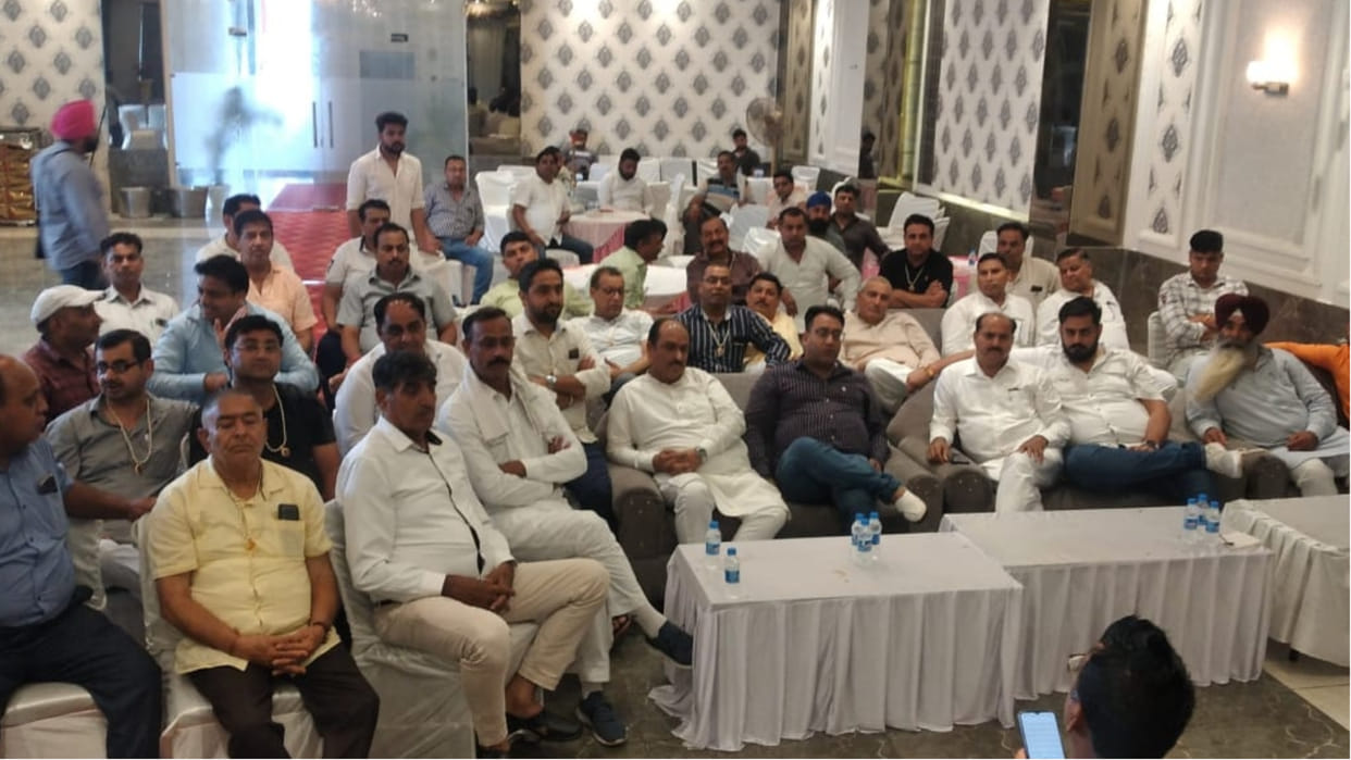 Agents of vegetable market came out in protest against two percent market fee in Haryana