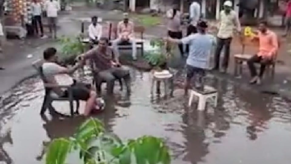 Madhya Pradesh: People protested by dancing in the potholes of the road in Anuppur, people sitting by putting a chair