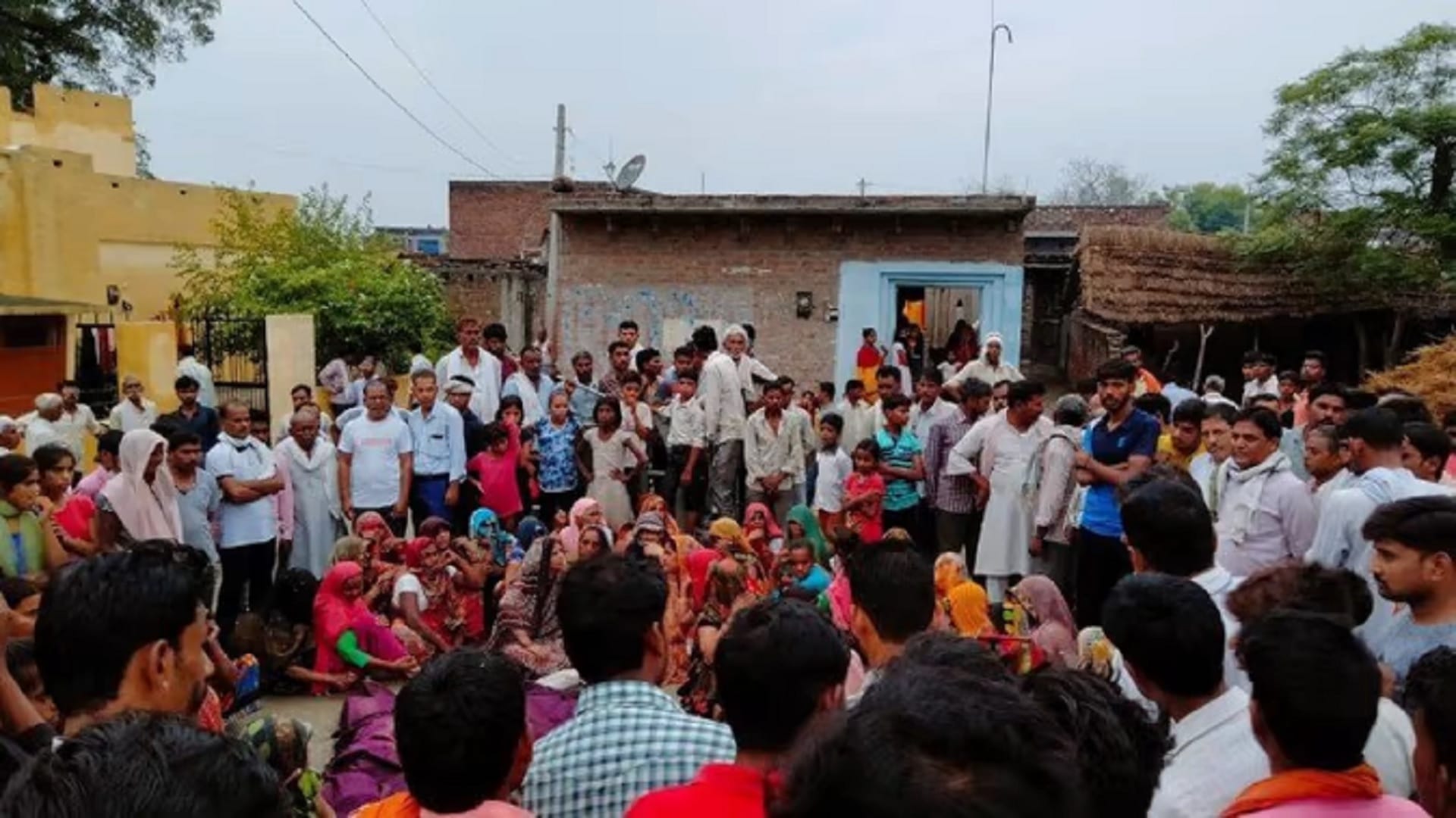 Four women including the former head died due to fire in gas cylinder fire cooking food in the pavilion
