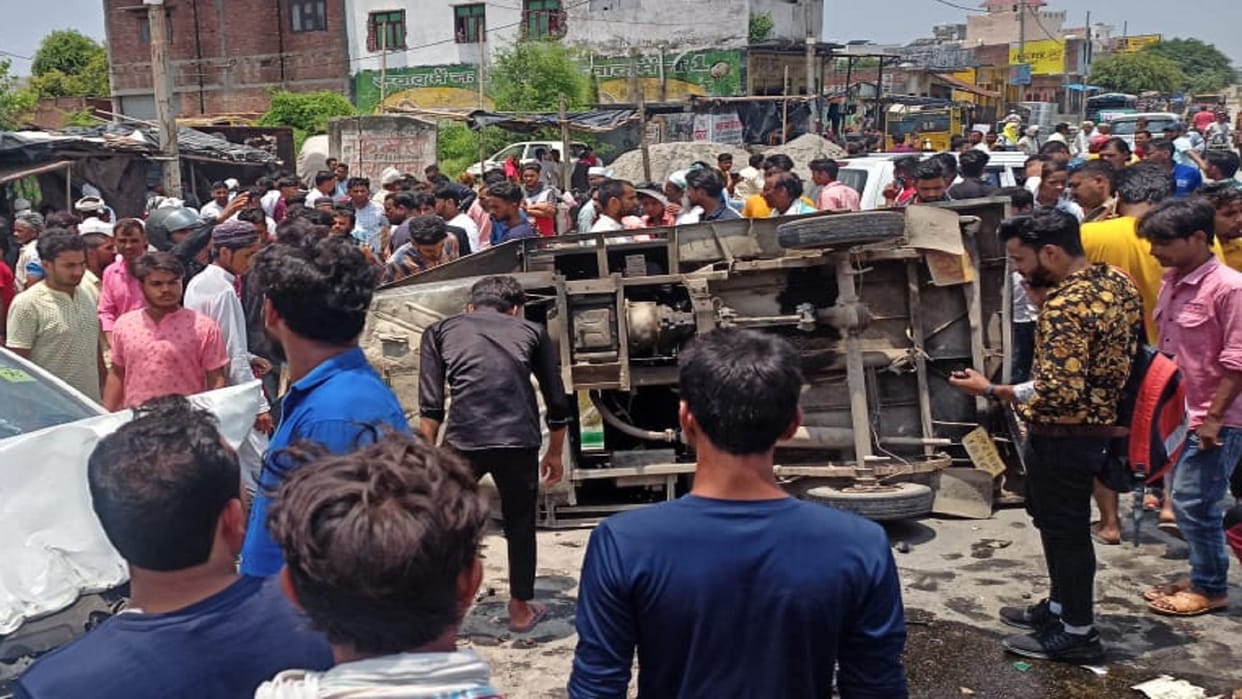 overspeeding car hits tempo then bike riders and pedestrian in Amroha 