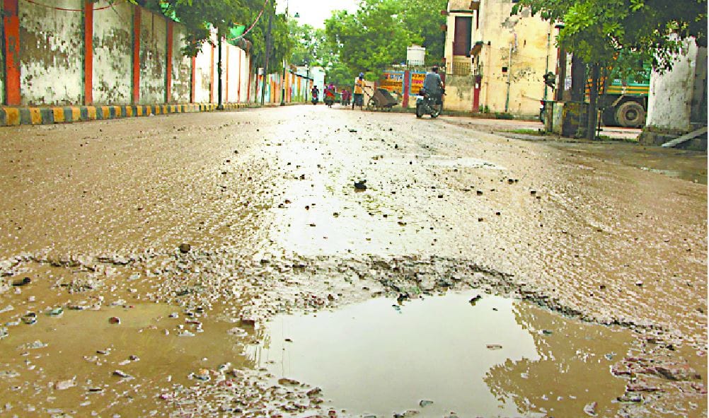 There are potholes on road at many places in Smart City Varanasi officers do not see