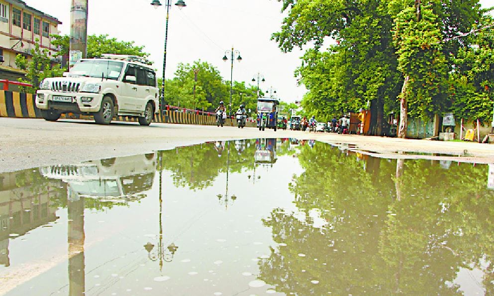 Rain water stops in Maldahiya and Ravindrapuri in varanasi street pit not built even after complaints of councilors