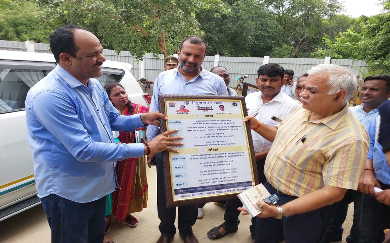 UP Chief Secretary durga shankar mishra  and DGP devendra singh chahuan in Varanasi Happy with  childrens during inspection of Akshayapatra kitchen