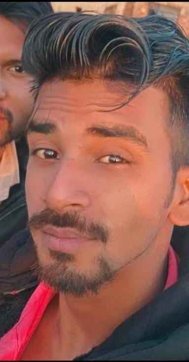 Youth hanging on ear phone dies after being hit by train