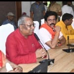 विचार गोष्ठी को संबोधित करते कैबिनेट मंत्री डॉ. संजय निषाद साथ में सांसद रवि किशन।