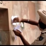 खालिस्तान के पोस्टर उतारता पुलिसकर्मी।