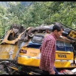 हादसे में क्षतिग्रस्त बस
