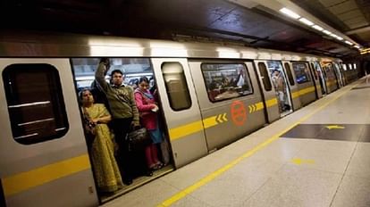 दिल्ली मेट्रो: यात्री एप से जल्द कर सकेंगे ई शॉपिंग, सफर के दौरान कर सकेंगे खरीदारी, कैब, ऑटो की भी होगी बुकिं दिल्ली मेट्रो (फाइल)