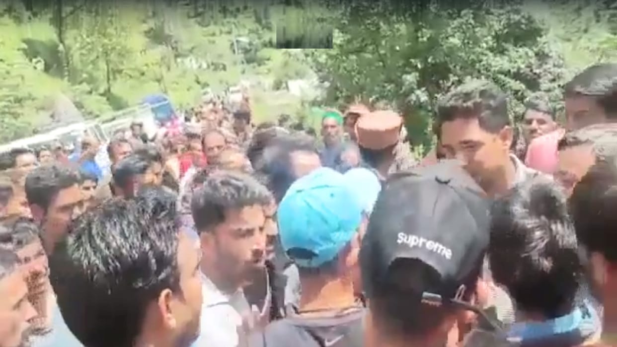 kullu Accident: People agitated for not getting help for two and a half hours, MLA thought it better to leave from the spot