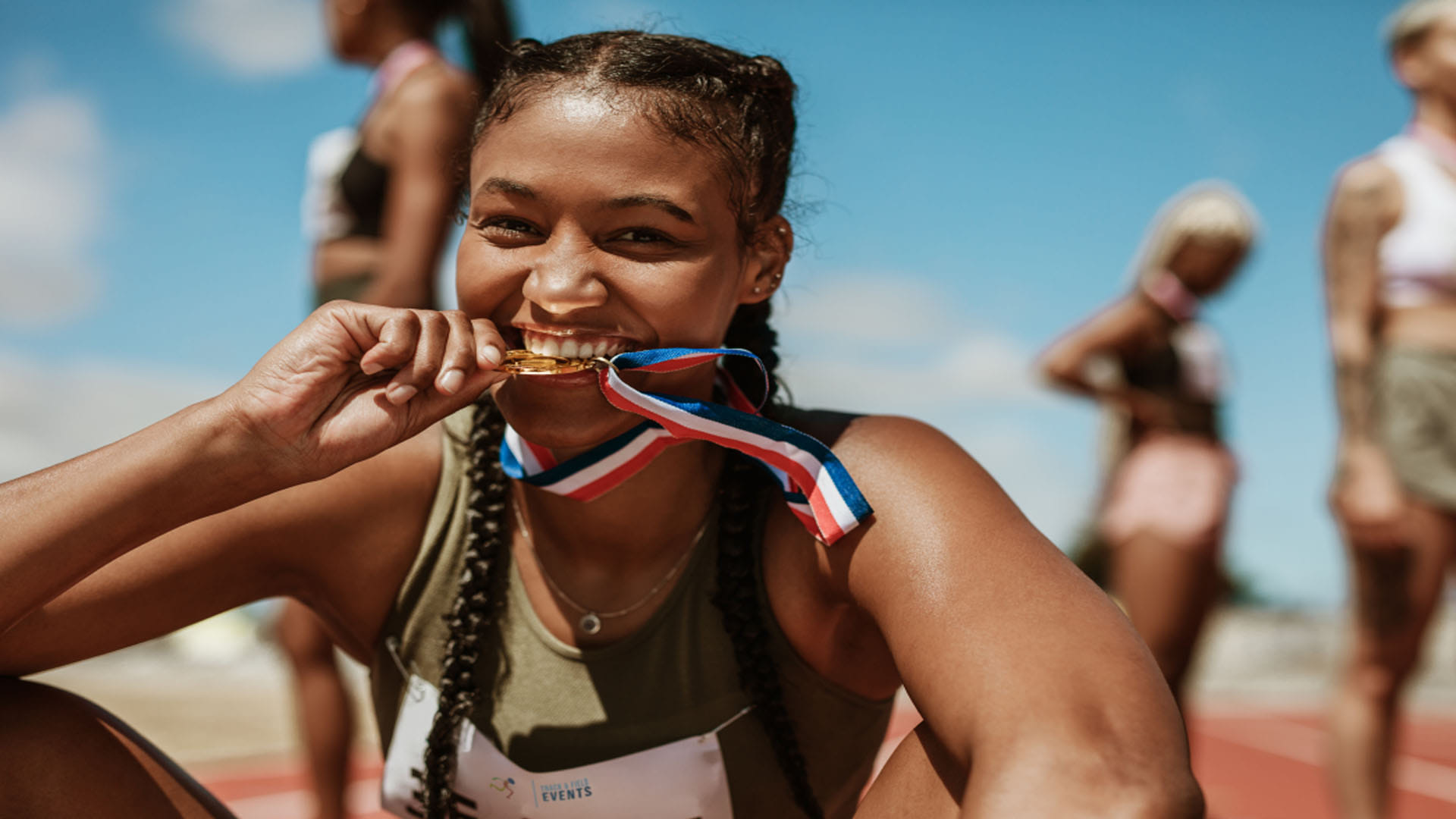 Why Olympic Winners Bite Their Medals Know Reasons Behind it in Hindi