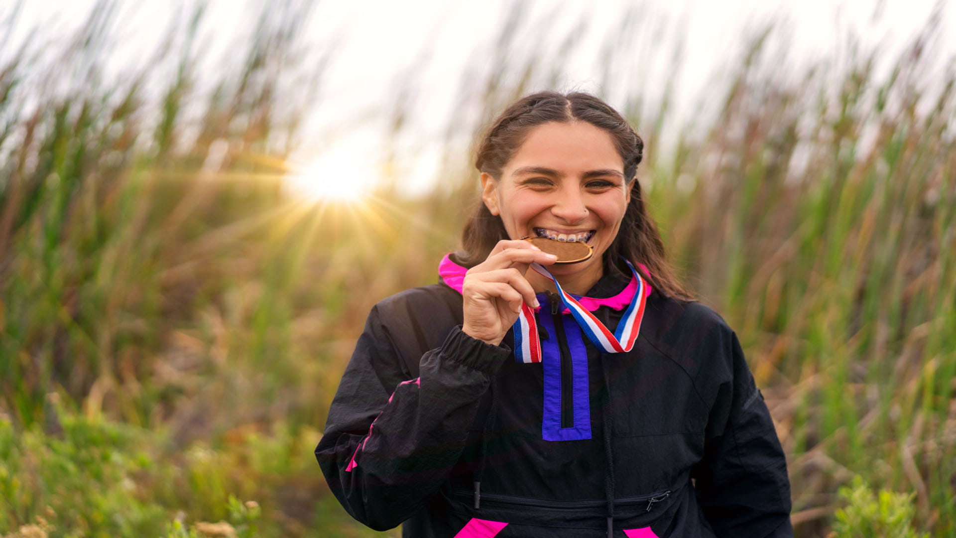 Why Olympic Winners Bite Their Medals Know Reasons Behind it in Hindi