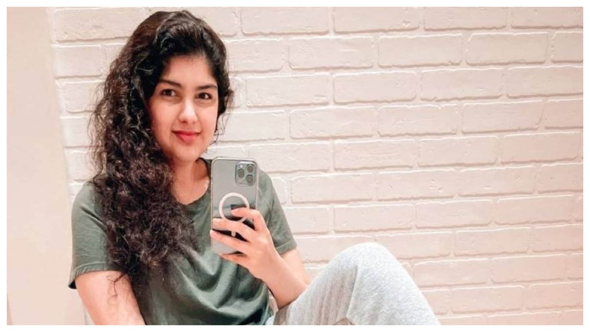 Arjun Kapoor sister Anshula Kapoor taking off bra in a video shares on social media priyanka chopra comments on it