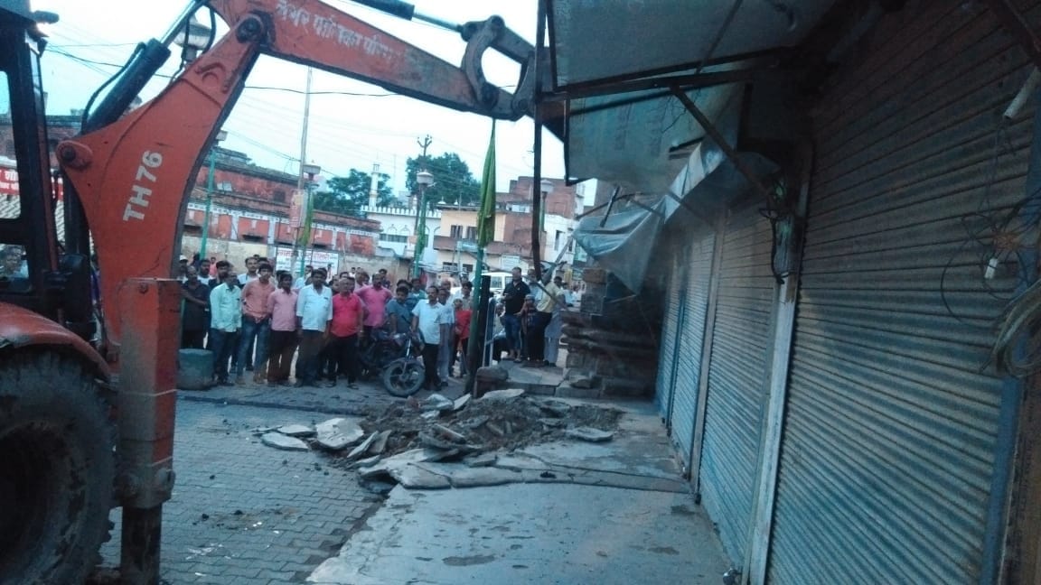 Administration started bulldozers outside Atala Masjid till late night