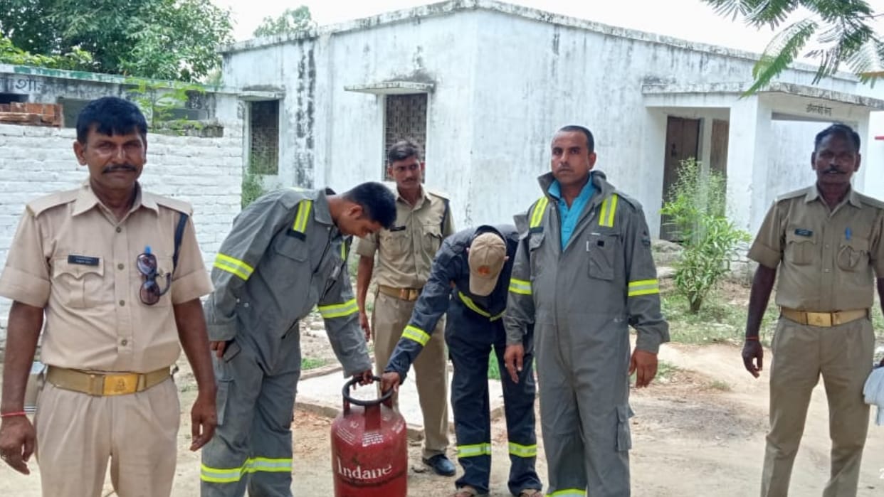 A cylinder catches fire in a school in Barabanki.