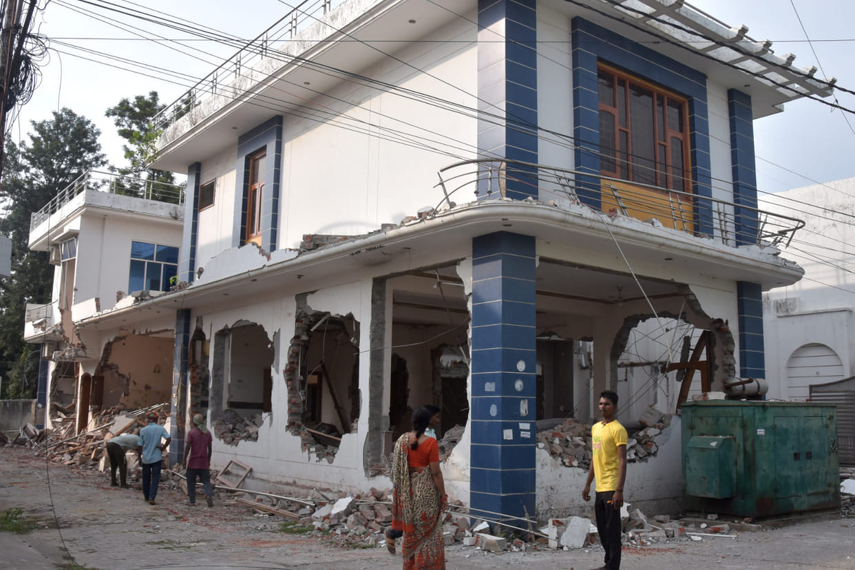 Three luxurious rooms built in ruins in three hours