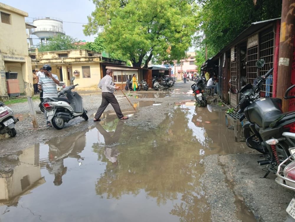 Waterlogging in many places in the city due to brief rain