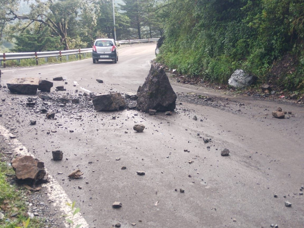 Stones falling at many places in Nainital Kaladhungi Marg