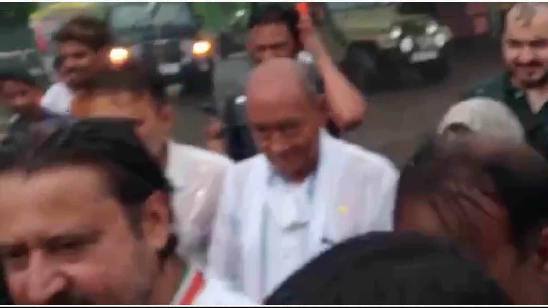 MP News: Shivraj and Kamal Nath engaged in campaigning with umbrella in the rain, Digvijay continued the process of public relations by getting wet