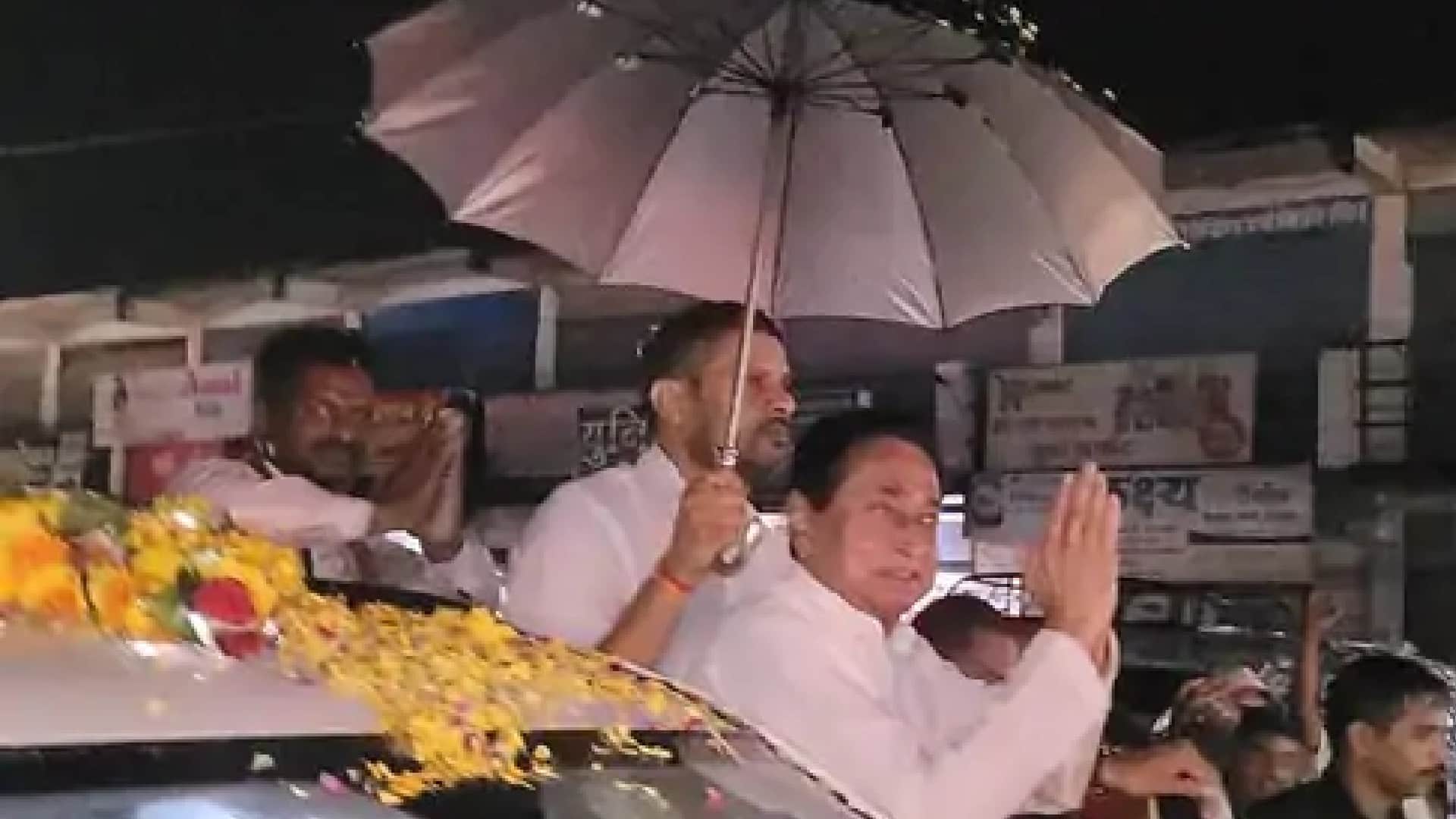 MP News: Shivraj and Kamal Nath engaged in campaigning with umbrella in the rain, Digvijay continued the process of public relations by getting wet