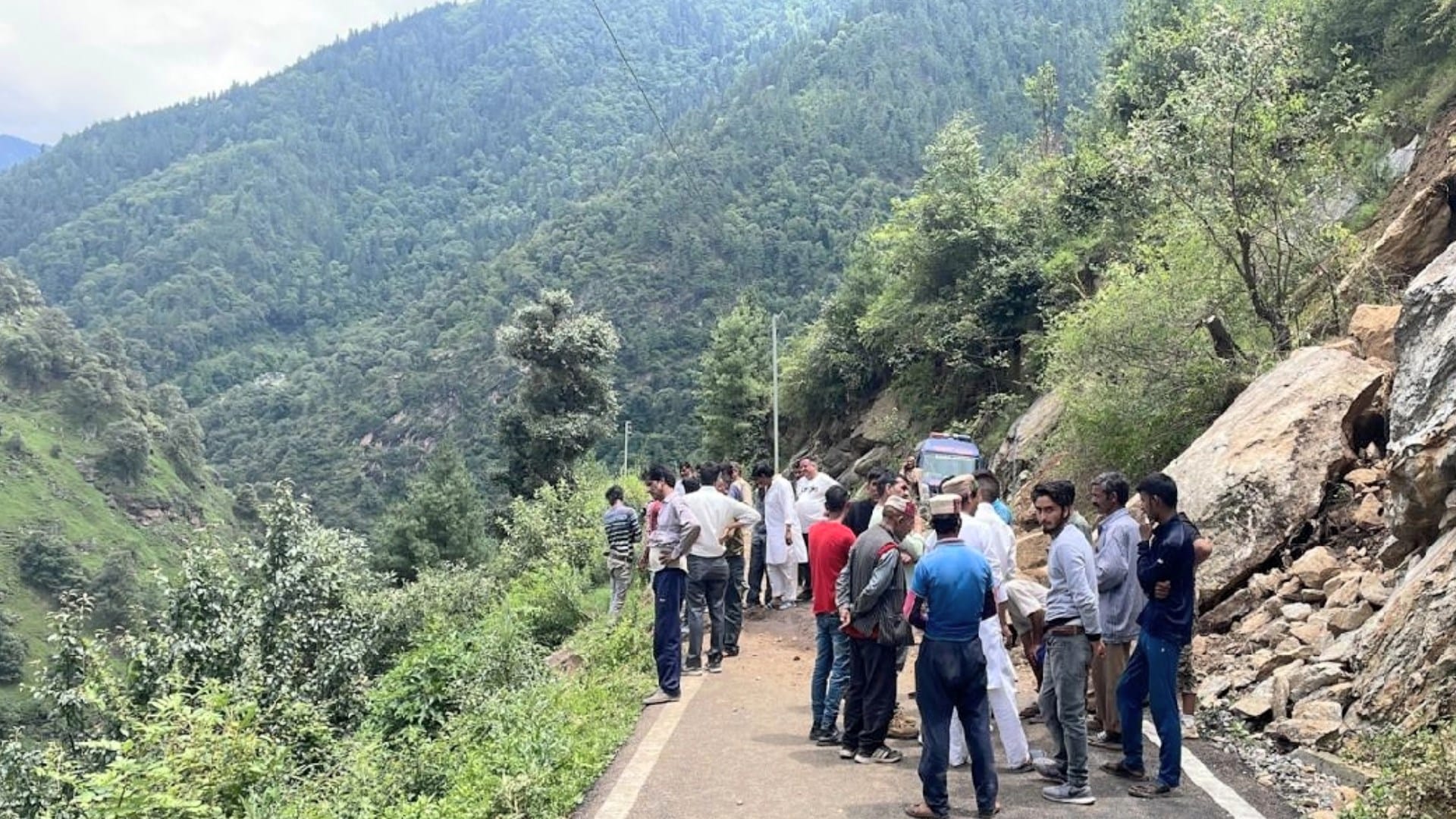 Kullu Bus Accident Seeing loved ones suffering in front of their eyes, everyone's heart broke, four people of the same village died
