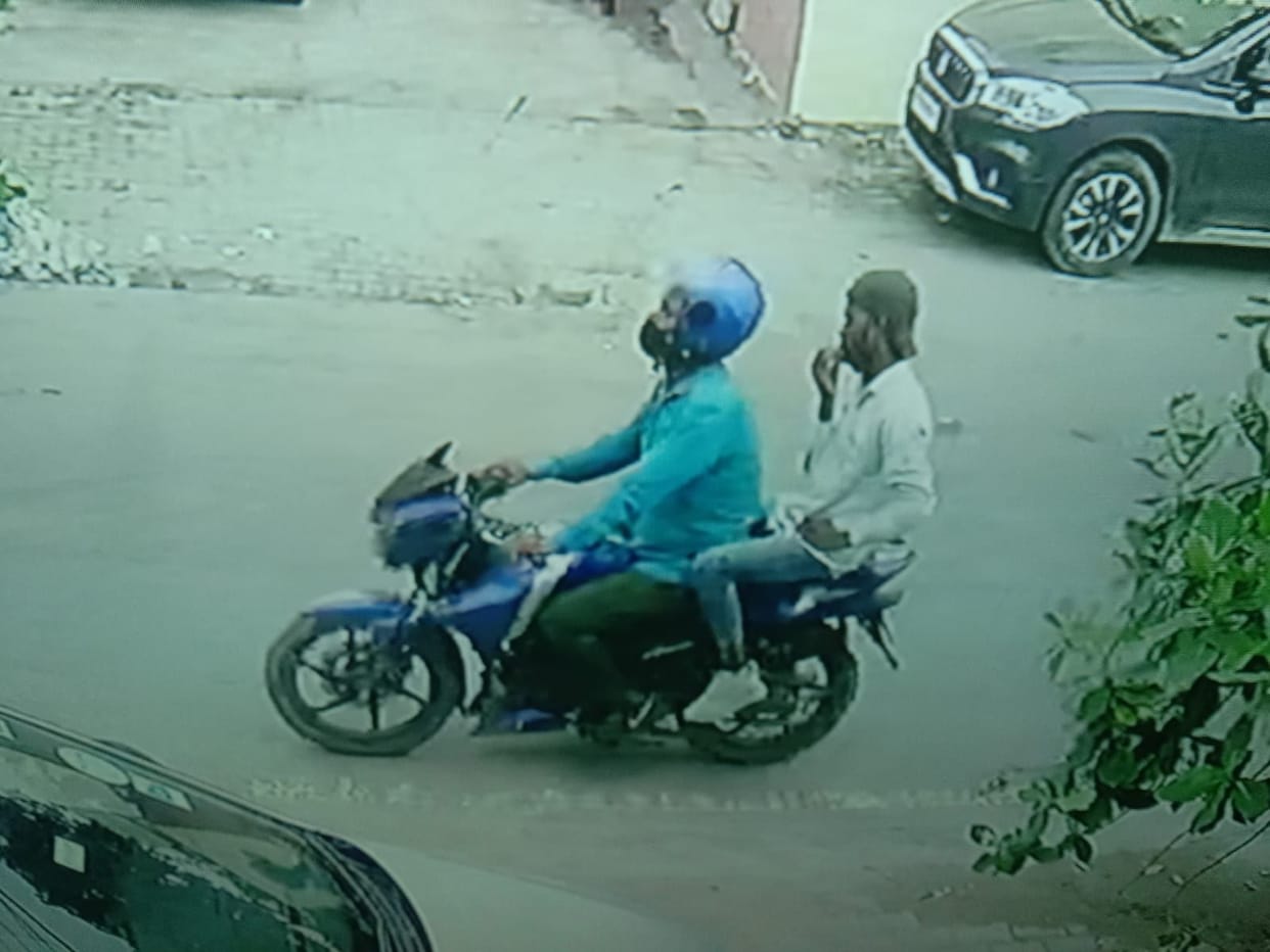Fearless snatchers snatched the chain of a trader who was buying fruits and a woman going in an e-rickshaw