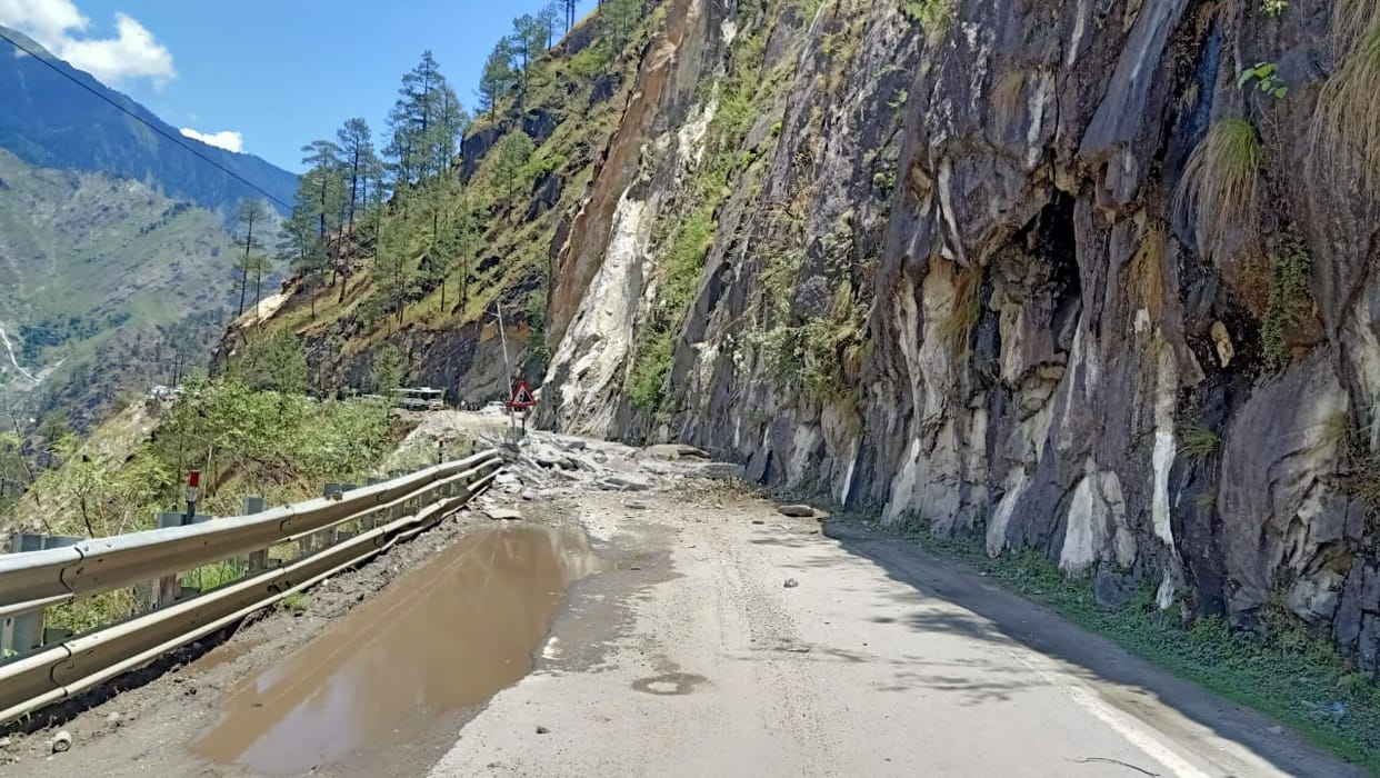 nh blocke due to landslide in kinnaur
