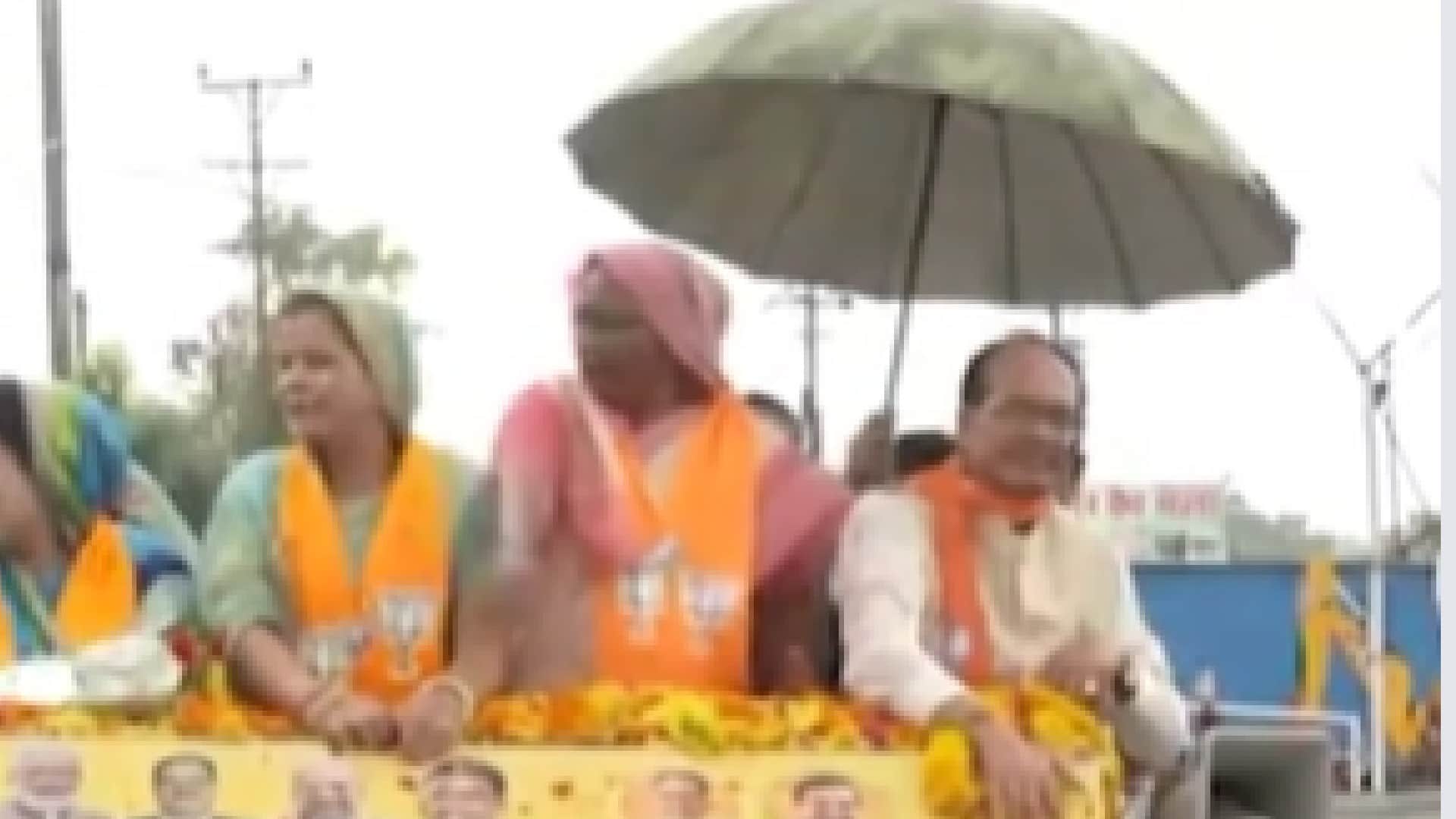 MP News: Shivraj and Kamal Nath engaged in campaigning with umbrella in the rain, Digvijay continued the process of public relations by getting wet
