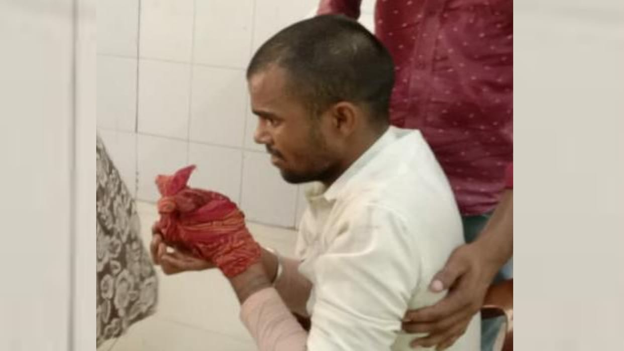 A man shoots his friend in Mohanlalganj.