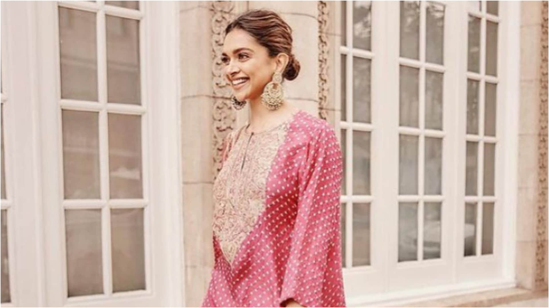 Actress Deepika Padukone in Black Saree Looks Ravishing Photos News in Hindi