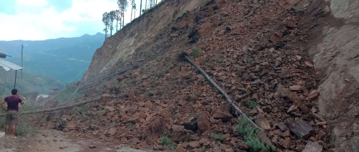 road block for one hours due to landslides near  gangtoli in ponta -silai nh
