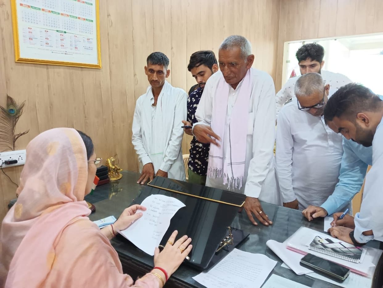 Minister of State Kamlesh Dhanda listened to the problems