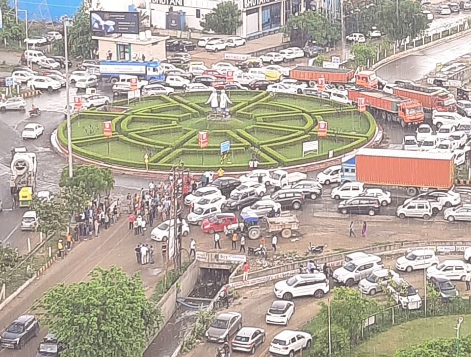 Three hours jam on Hanuman temple roundabout