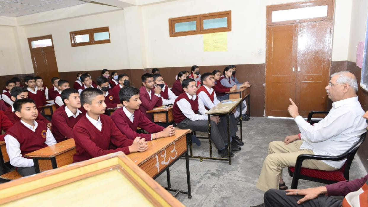 Governor Rajendra Vishwanath Arlekar taught students in Saraswati Vidya Mandir by becoming a teacher