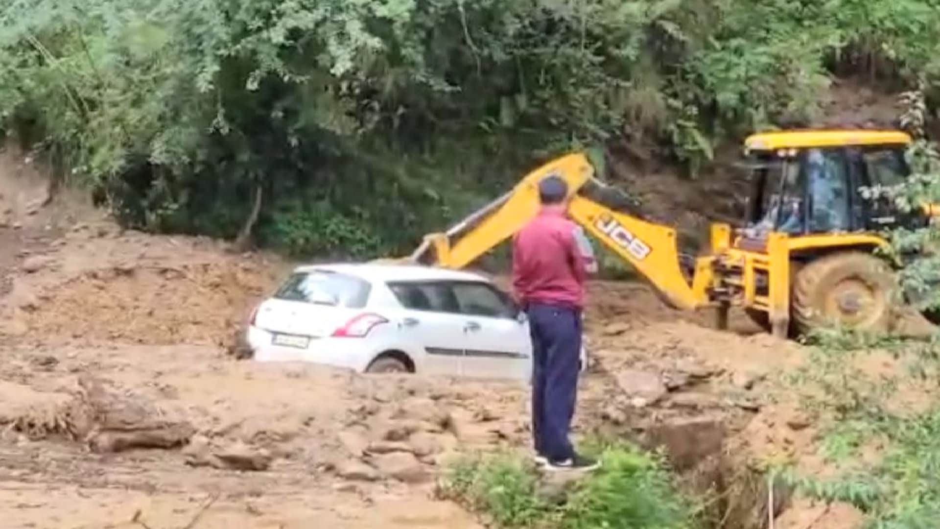 Heavy rain wreaked havoc in Mandi in Himachal, 12 vehicles buried under debris traffic stalled on 27 connectivity routes, see devastation in pictures