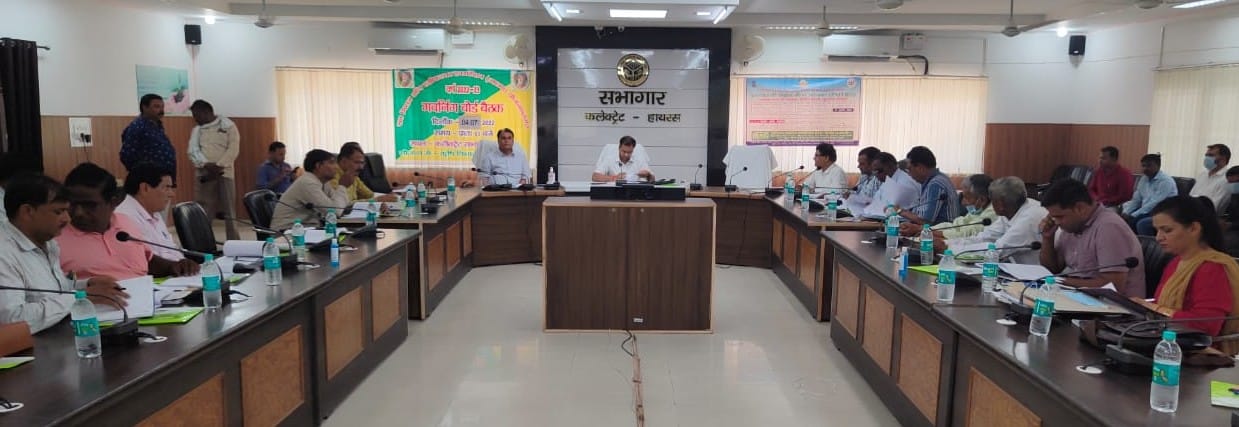 Hathras: Visit the rural areas and give information about the schemes to the farmers