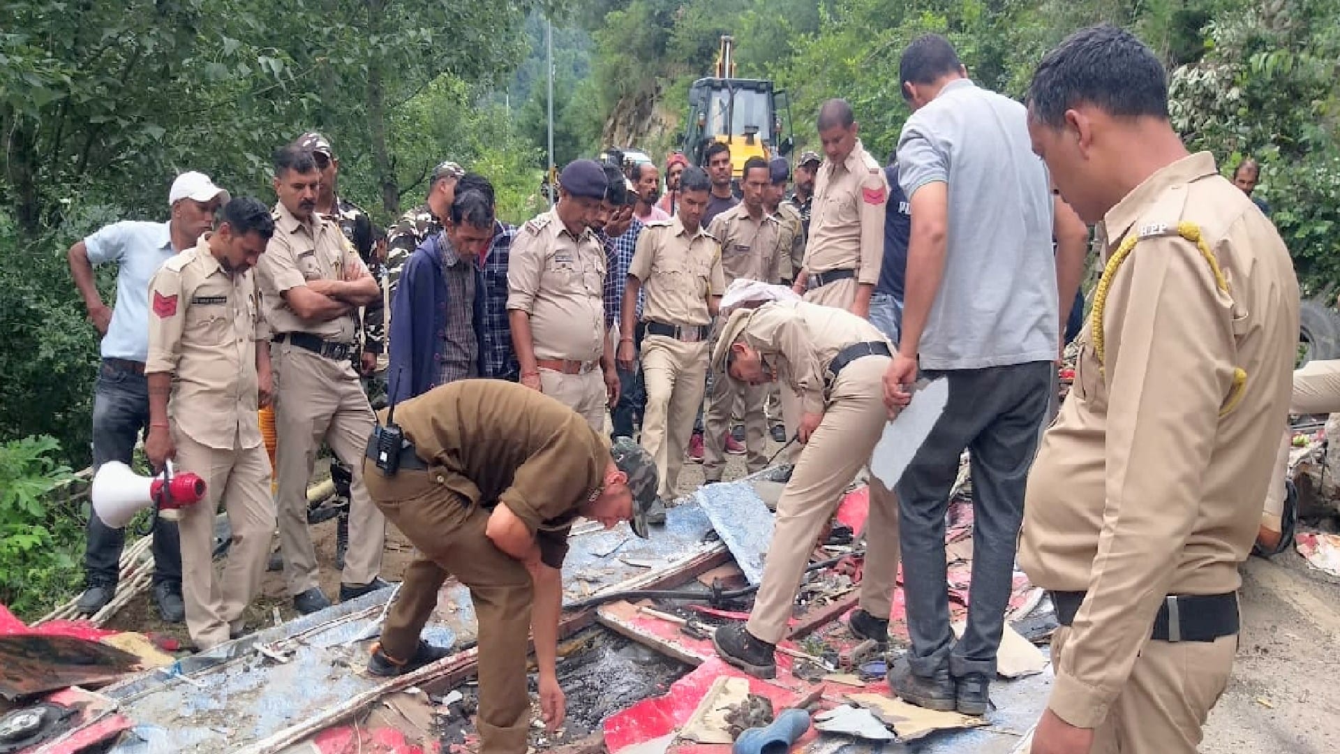 Kullu Bus Accident Seeing loved ones suffering in front of their eyes, everyone's heart broke, four people of the same village died