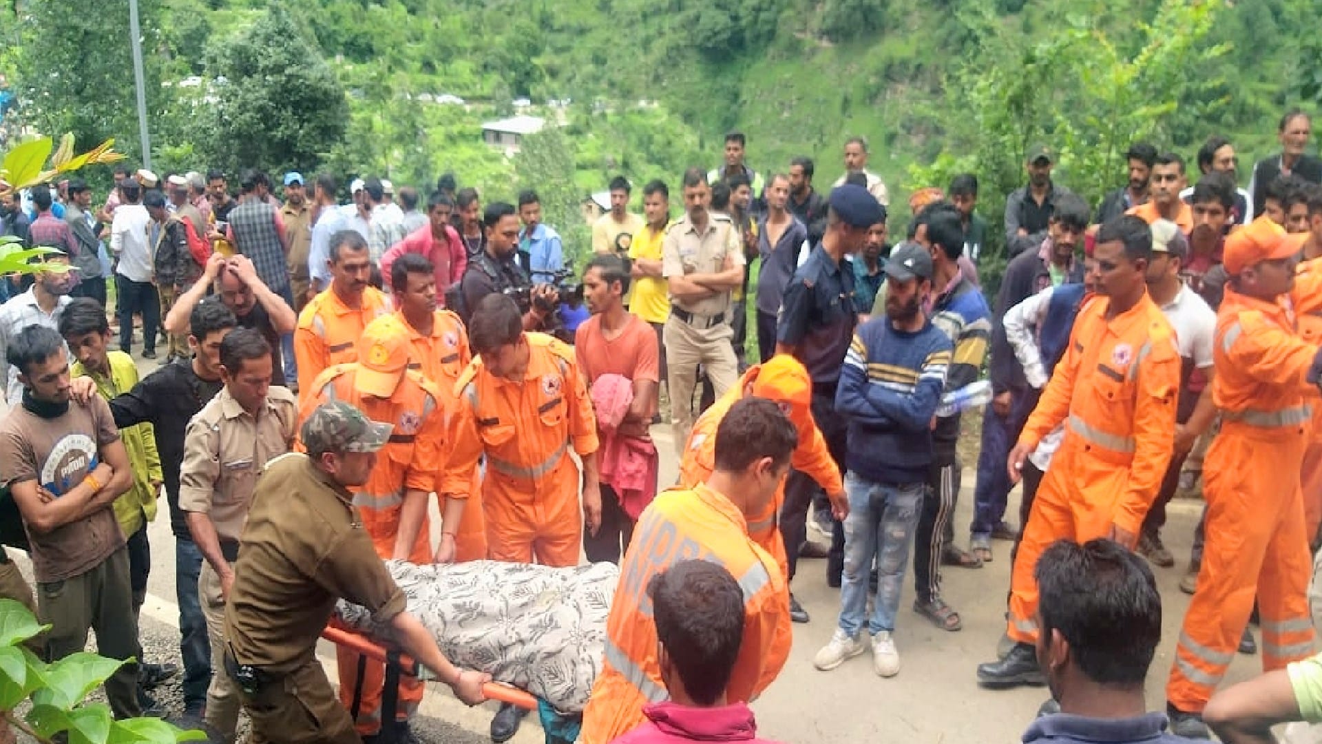 Kullu Bus Accident Seeing loved ones suffering in front of their eyes, everyone's heart broke, four people of the same village died