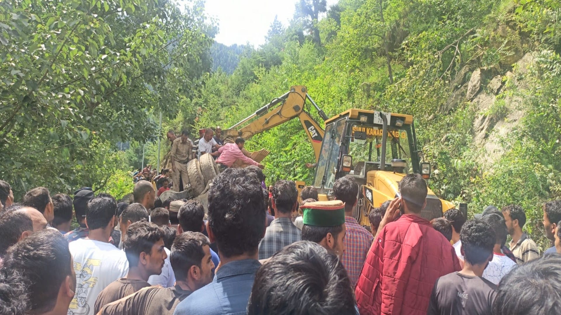 horrific bus accident in kullu himachal, screaming at the spot, relatives searching for their loved ones, see photos