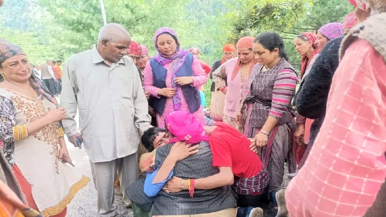 Kullu Bus Accident Seeing loved ones suffering in front of their eyes, everyone's heart broke, four people of the same village died