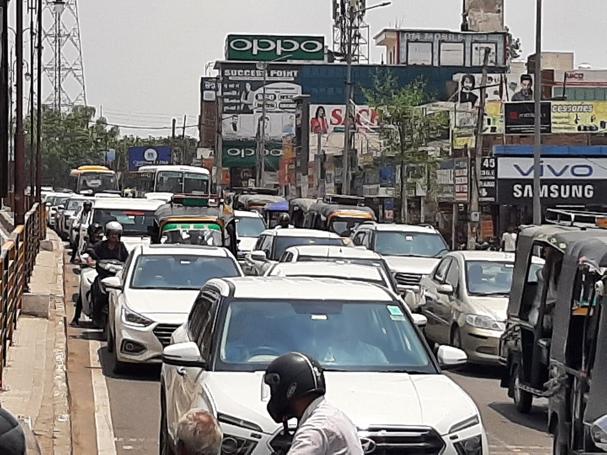 The roads of the city remained jammed for three hours, bad condition of the people amid the humidity