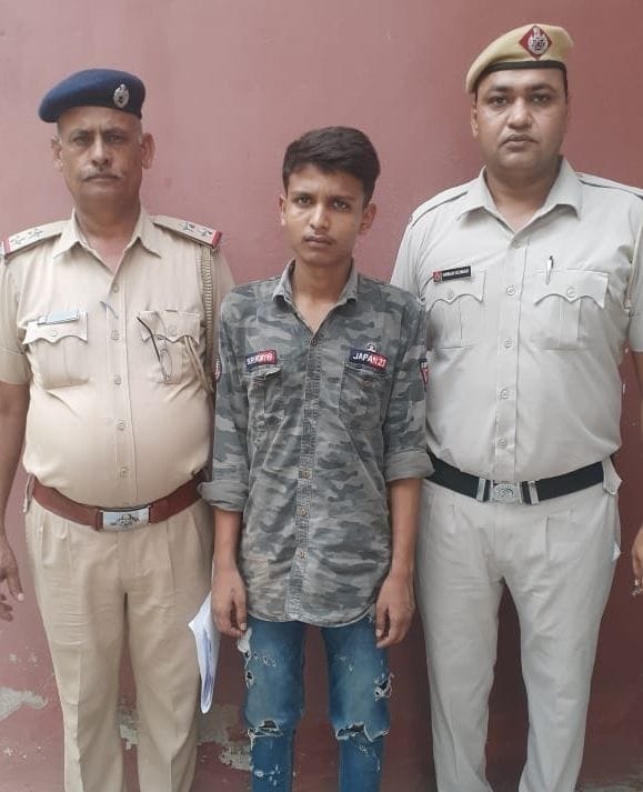 People caught the young man who ran away after snatching the mobile of the businessman's wife who went out for a walk