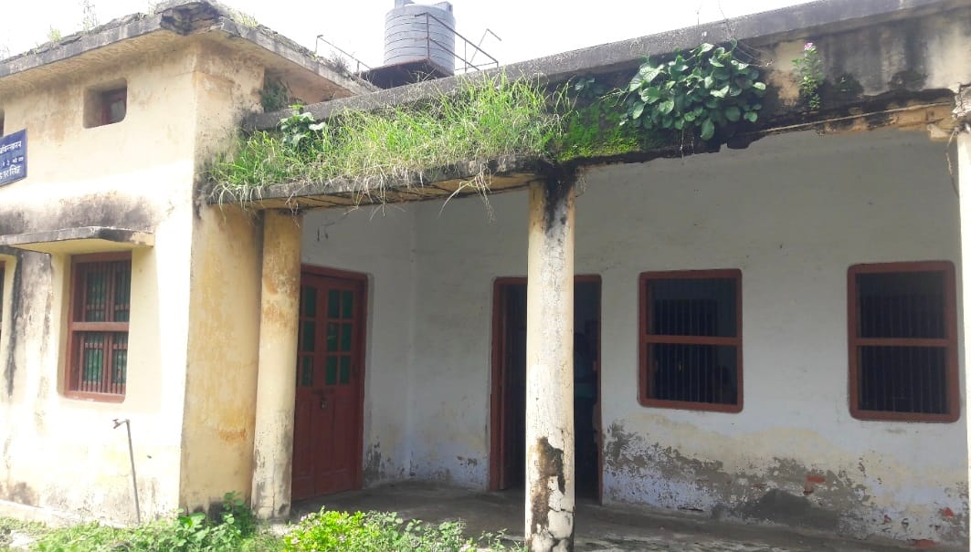 Majhwara's Government Ayurvedic Hospital is on the verge of collapse