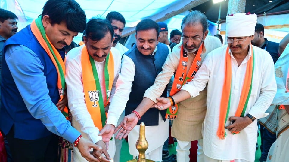MP Election: VD Sharma came out on the streets with Manoj Tiwari on a bike, meeting in Jabalpur-Sagar