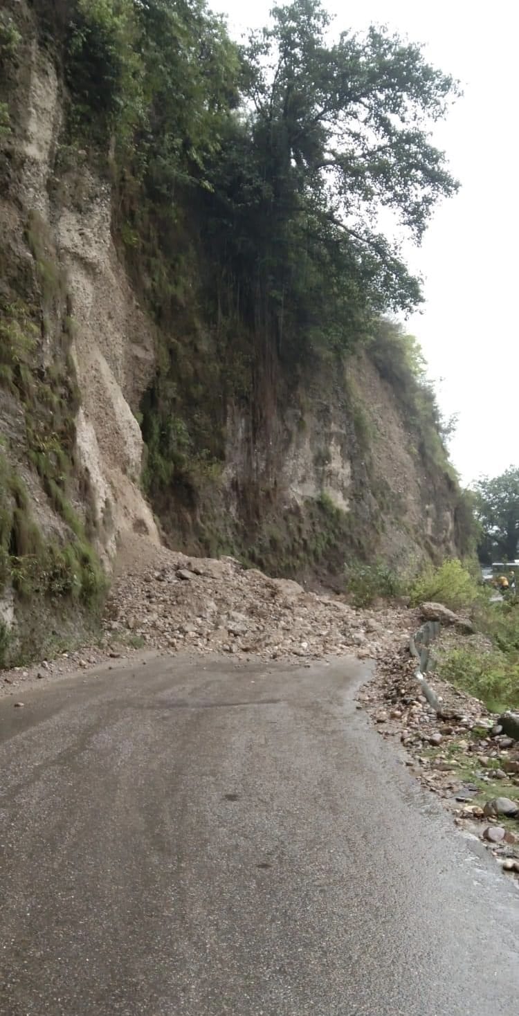 Rocks fell on the road near Purana Kangra