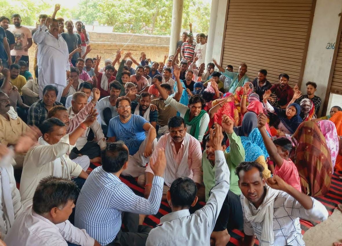 Municipal workers went on indefinite strike, the cleaning system collapsed