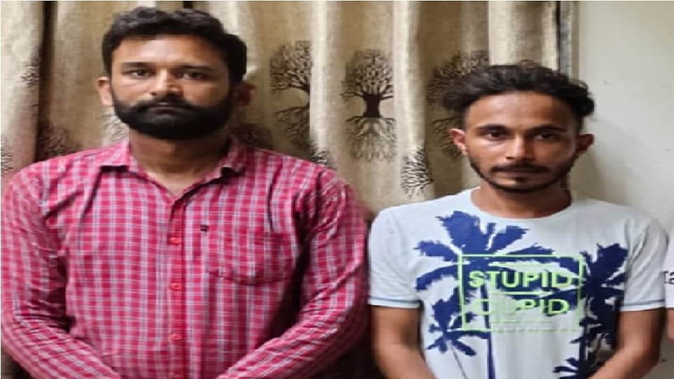 miscreants entered house posing as officers of Anti Corruption Branch in Shahdara area of Delhi four accused arrested