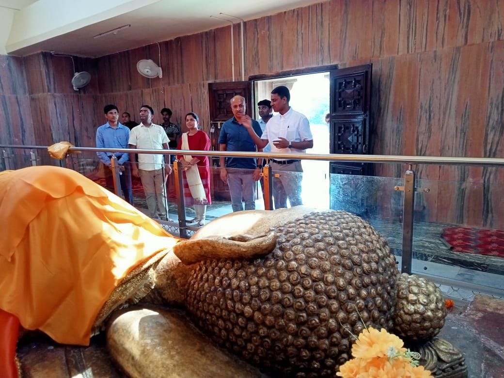 The principal secretary offered a tavern on the statue of Buddha